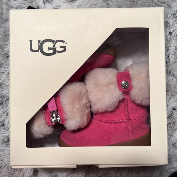 Ugh Romona : lightly used. Size 2/3 : 6-12 months - Picture 3 of 4